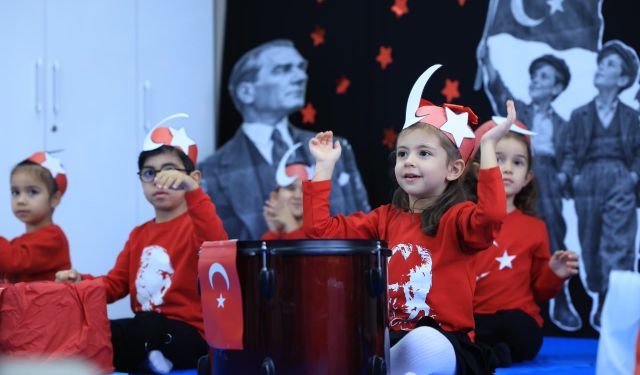 Konak’ta miniklerden ailelerine 29 Ekim sürprizi