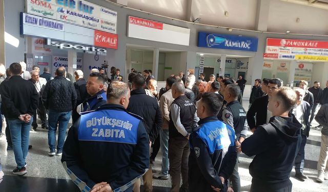 Manisa Otogarı’nda 4 saatlik eylem! Firmalar ana girişi otobüslerle kapattı