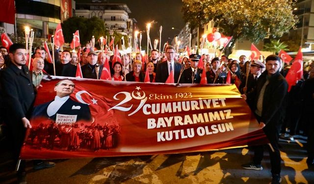Menderes kırmızı beyaza büründü: Binlerce vatandaş sokağa çıktı