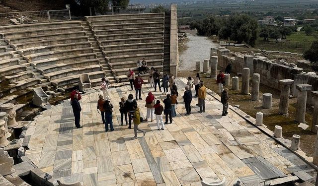 Efes sandınız ama Torbalı’da! İZBAN’la gidilen 4 bin kişilik antik tiyatroya giriş tamamen ücretsiz