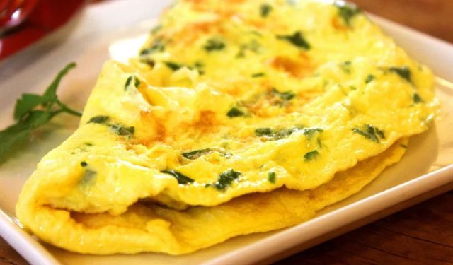 Omletiniz kuru ve sert oluyorsa sebebi bu olabilir! Yumuşacık omletin sırrı buymuş: Bu ayrıntı her şeyi değiştiriyor