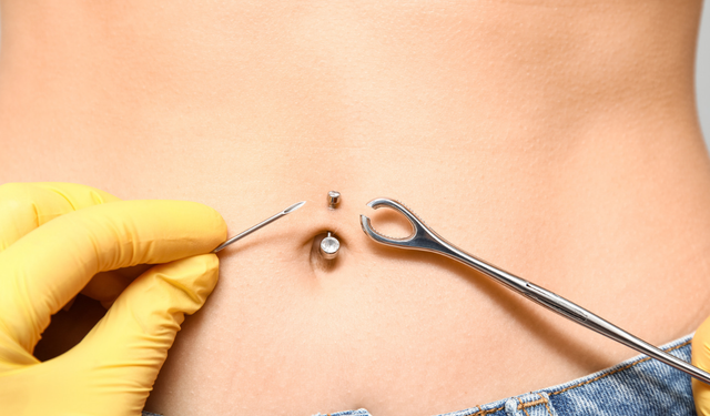 Masum görünüyor ama… Göbek deliğine piercing yaptıranlar dikkat! Enfeksiyon riski sandığınızdan fazla olabilir