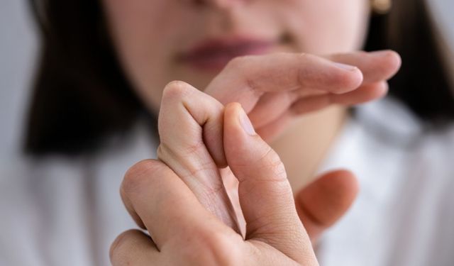 Parmağınız durduk yere seğiriyorsa nedeni bu olabilir! Günlük hayattaki alışkanlıklarınızı gözden geçirin