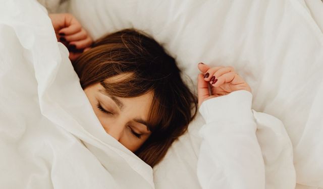 Sabah uyandığınızda parmaklarınızı açmakta zorlanıyor musunuz? Nedeni gece boyunca yaptığınız bu hareket olabilir