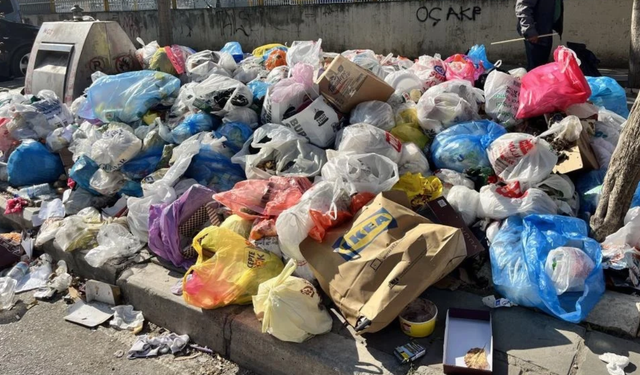 İzmir’de 9 gündür toplanmayan çöplere tepki! Sokaklarda çöp yığınları oluştu