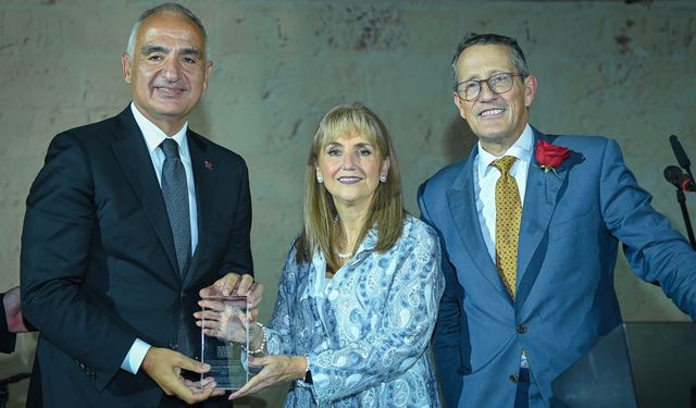 Türk turizmine uluslararası ödül! Bakan Ersoy’a WTTC’den üstün liderlik ödülü