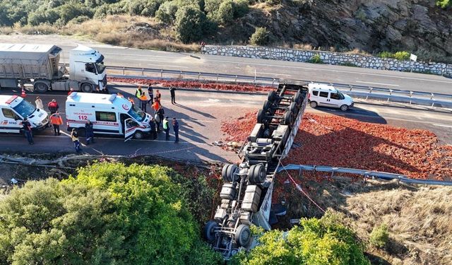 Uşak-İzmir yolunda feci kaza! Yolcu otobüsü sıkıştı, domatesler yola saçıldı! TIR'ın sürücü yaşamını yitirdi