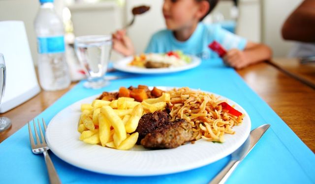 Yemek yerken su içenler dikkat! Sindirimi bozduğu söyleniyordu, bilimsel gerçek bakın ne söylüyor