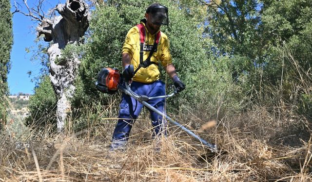 Yıllardır bakımsız kalan mezarlıklar yenileniyor: Tel örgü çalışması başladı