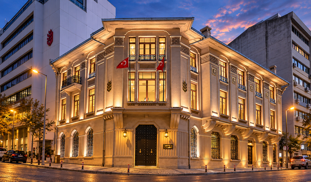 Dışarıdan banka sanılıyor, içeride 100’den fazla sanat eseri saklanıyor! Üstelik İzmir merkezde ve giriş de ücretsiz