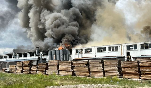 Başkentteki fabrika yangınında 4 kişi dumandan etkilendi