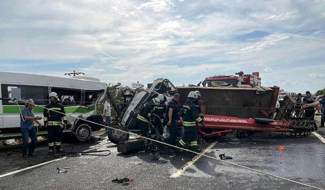 Korkunç kaza! Vinçli kamyon yolcu minibüsüne çarptı: 3'ü ağır 12 yaralı