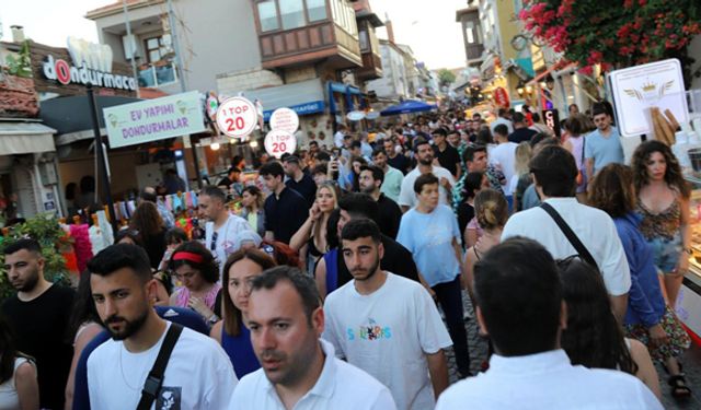 Çeşme'de bayram tatilinin son gününde de yoğunluk