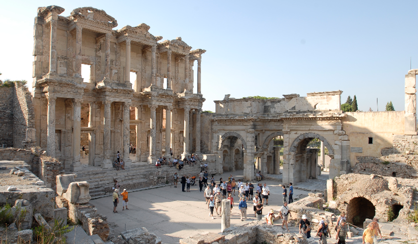 İzmir'in hemen yanı başında tarihin derin izleri: Günü birlik Efes Antik Kenti