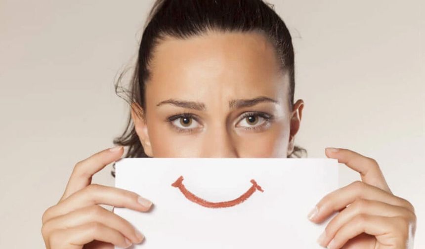 "Gülümseyen Depresyon" Nedir? Uzmanlar Açıklıyor
