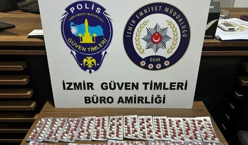 İzmir'de sokakta seyyar eczacı gibi gezen torbacı yakalandı