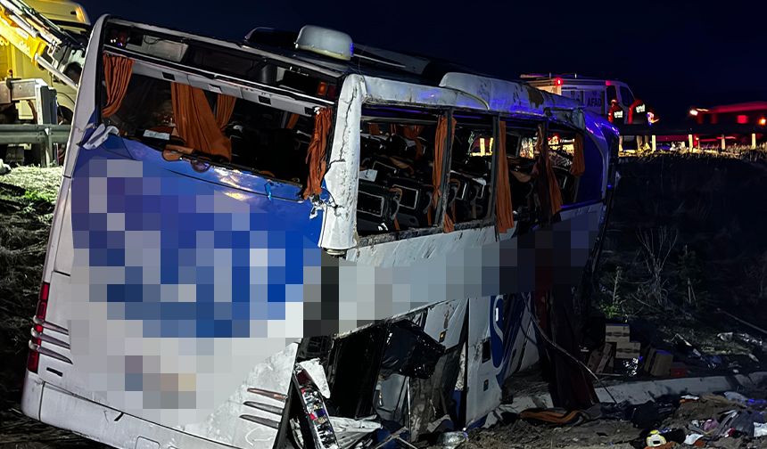 Otobüs şarampole devrildi: 2 ölü, 40 yaralı