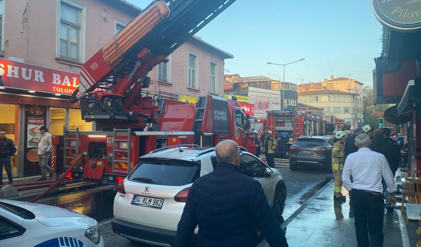 Kadıköy’de ahşap binada çıkan yangın paniğe yol açtı