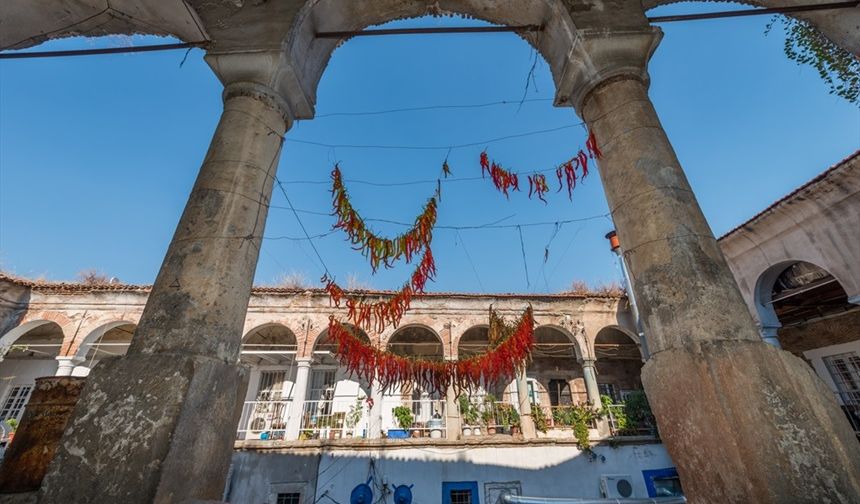 Orijinal haliyle günümüze ulaşan İzmir’deki tek han! 200 yıllık tarihi ile merak uyandırıyor