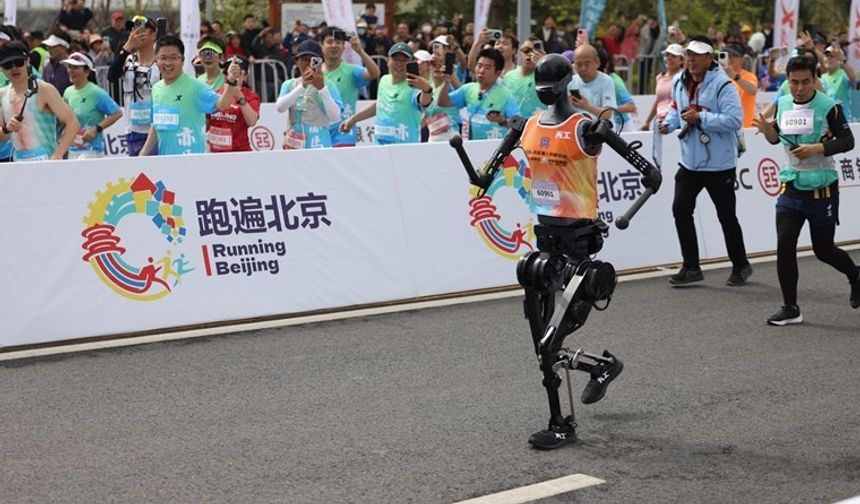 Çin'deki ilk insansı robot maratonu: İnsan ve robotlar aynı parkurda