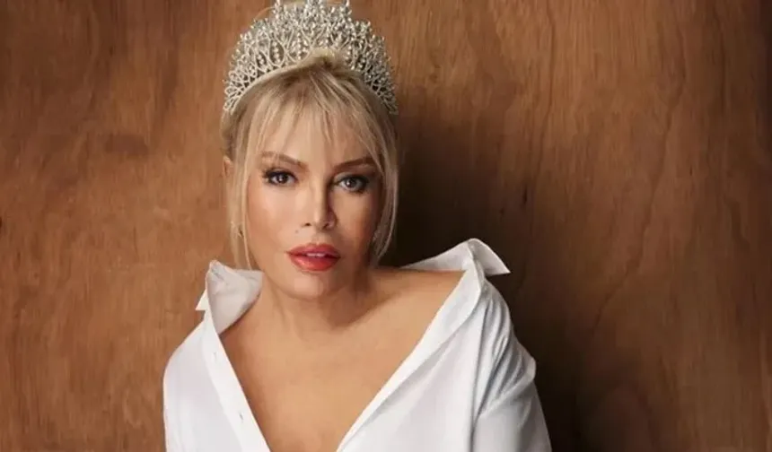 Ajda Pekkan, Harbiye sezonunu altın kostümüyle açtı