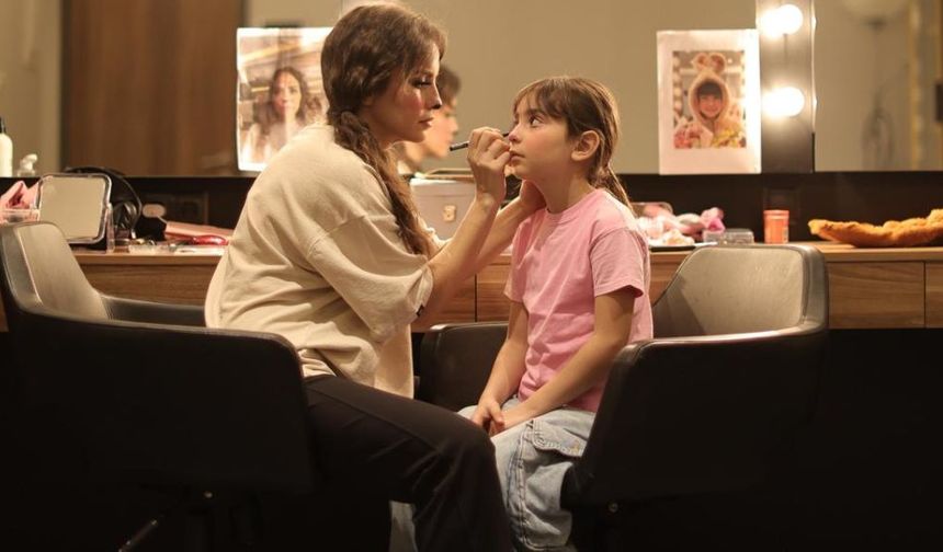 Aslı Tandoğan, kızı Arya ile “Kadife Tavşan” sahnesinde birlikte