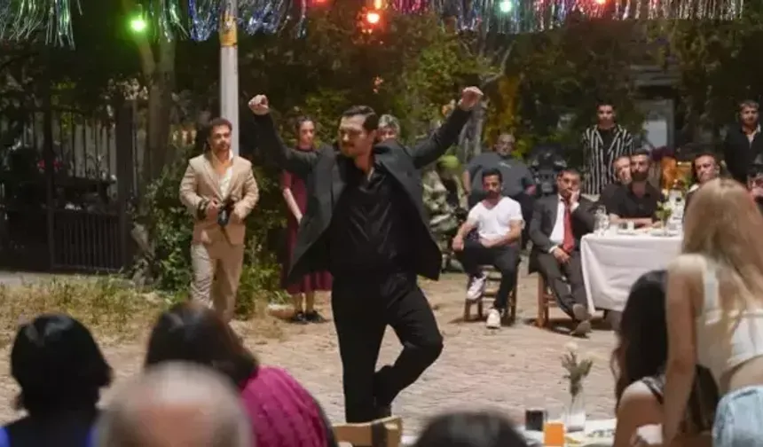 Eşref Rüya'da Çağatay Ulusoy ve Demet Özdemir’den Zeybek performansı