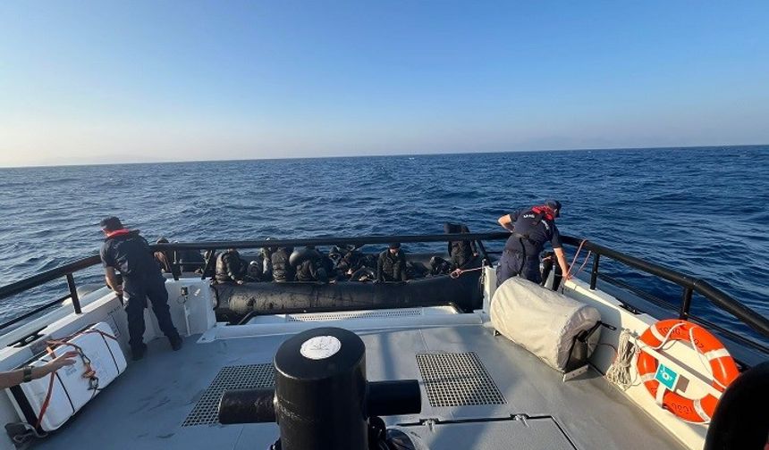 Foça açıklarında lastik botta mahsur kalan 41 göçmen kurtarıldı
