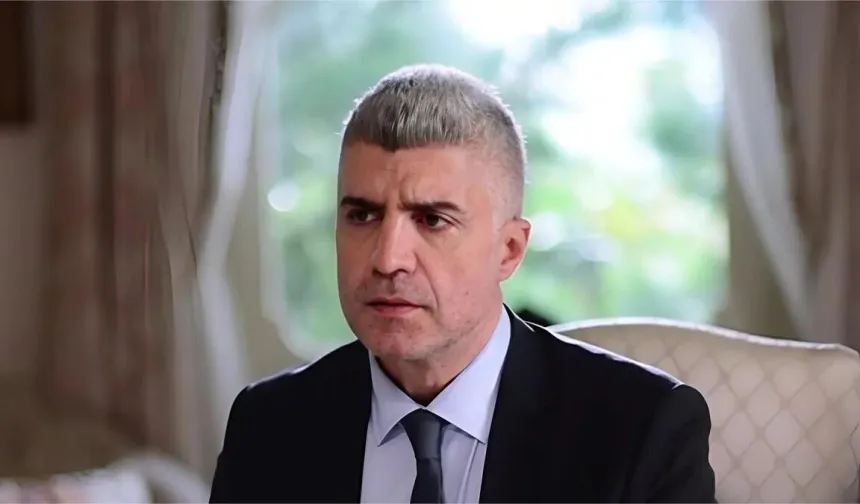 Özcan Deniz'den sahne üstü sitem: “En çoken yakınınla sınanırsın”