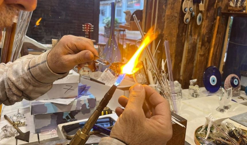 Elektrikçilikten cam sanatına uzanan bir yolculuk: 25 yıldır ateşle cam şekillendiriyor