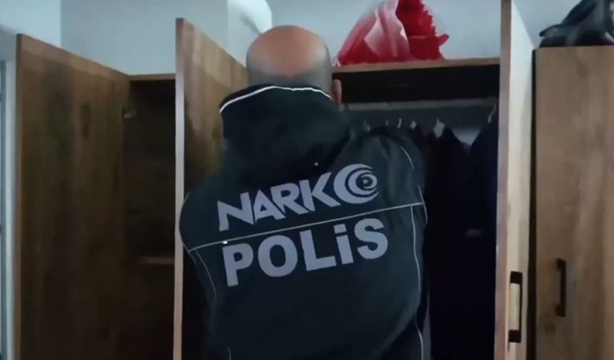 İzmir'de zehir operasyonu: Kilolarca yasaklı madde bulunduran şüpheli tutuklandı