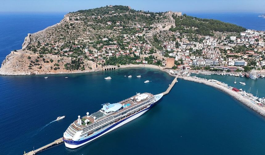 Alanya'ya tek seferde 1749 turist taşıdı! Marella Discovery sabah saatlerinde demirledi