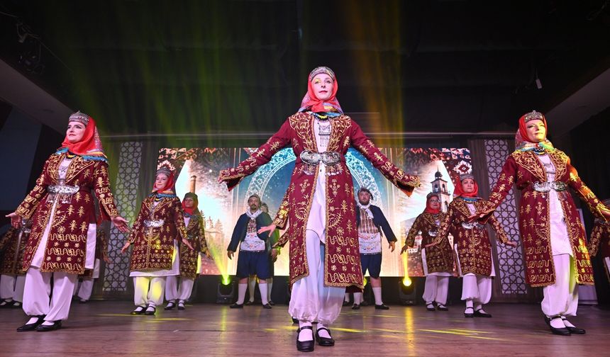 Manisa'da halk dansları gecesinde 98 kursiyer aynı sahneyi paylaştı