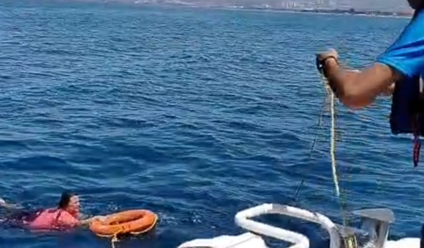 Denizde korku dolu anlar! Kuşadası'nda akıntıya kapılan kadını deniz polisi kurtardı