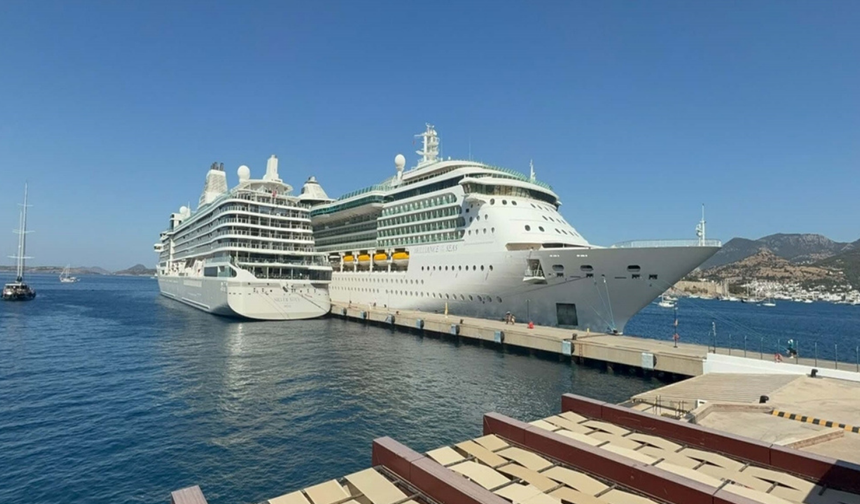 Dev gemiler Bodrum’a demir attı! Binlerce turist ilçeye akın etti