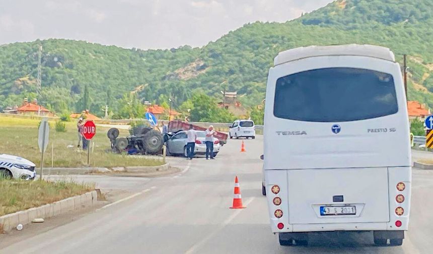 Otomobil ile traktör kavşakta çarpıştı! 3 yaralı