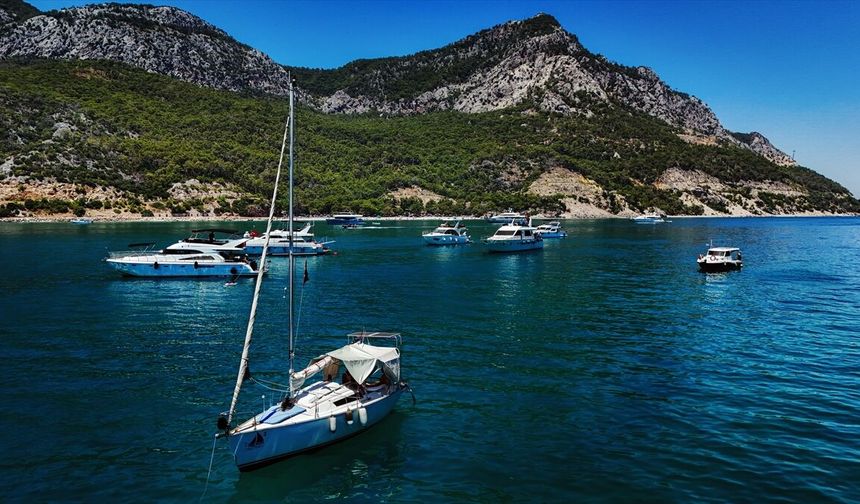 Antalya'da denizin ortasında kartpostallık görüntüler! Tatilcilerin yeni gözdesi: Sıçan Adası çevresi doldu taştı