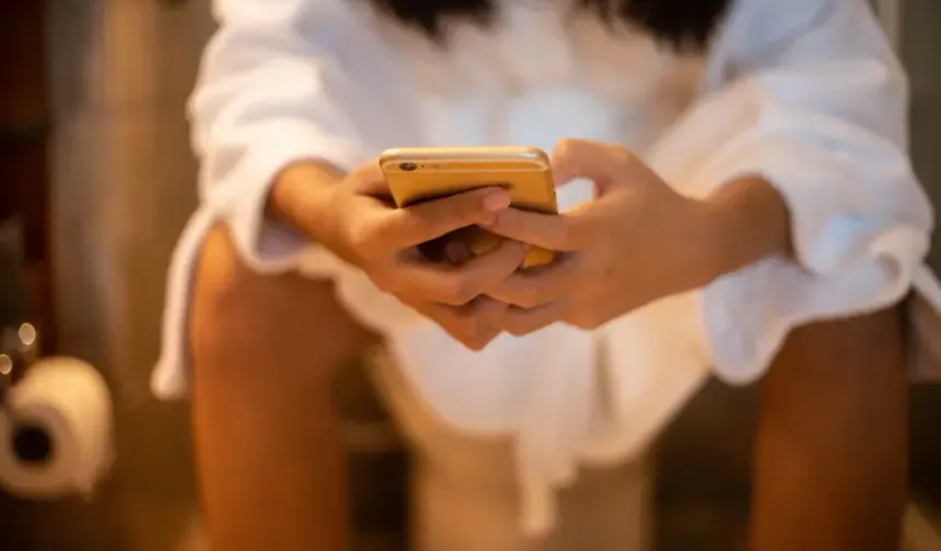 Telefonunuzu tuvalete götürüyorsanız dikkat! Telefon ekranındaki gizli risk araştırma sonuçlarında ortaya çıktı