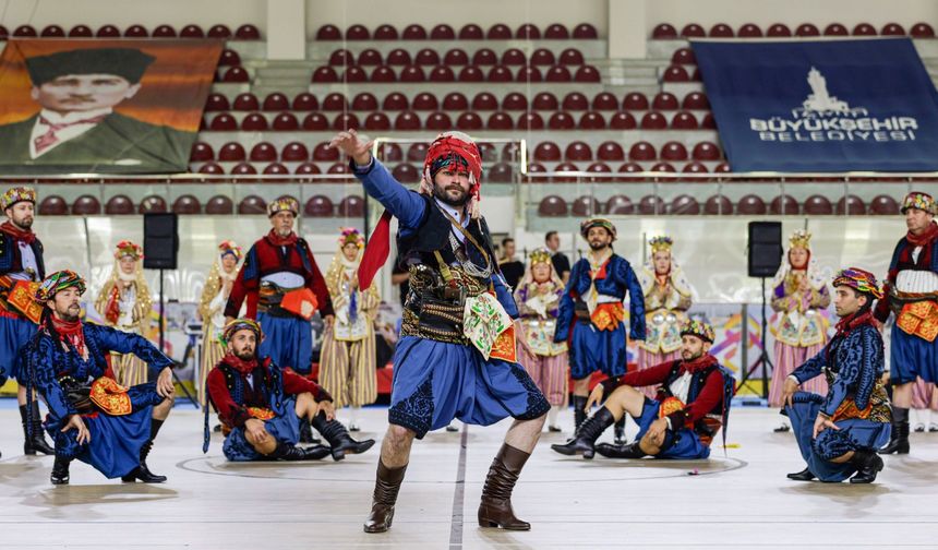 18-50 yaş arasındaki İzmirlileri buluşturdu: Balkan Halk Dansları kursu gösteriler ile sona erdi
