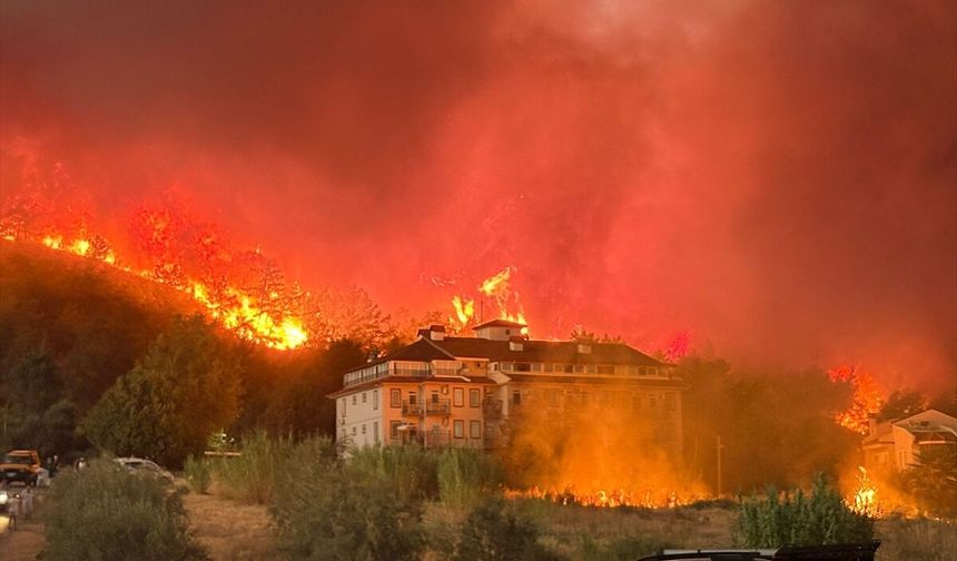 Fethiye'de orman yangını! Alevler yerleşim yerlerine yaklaştı
