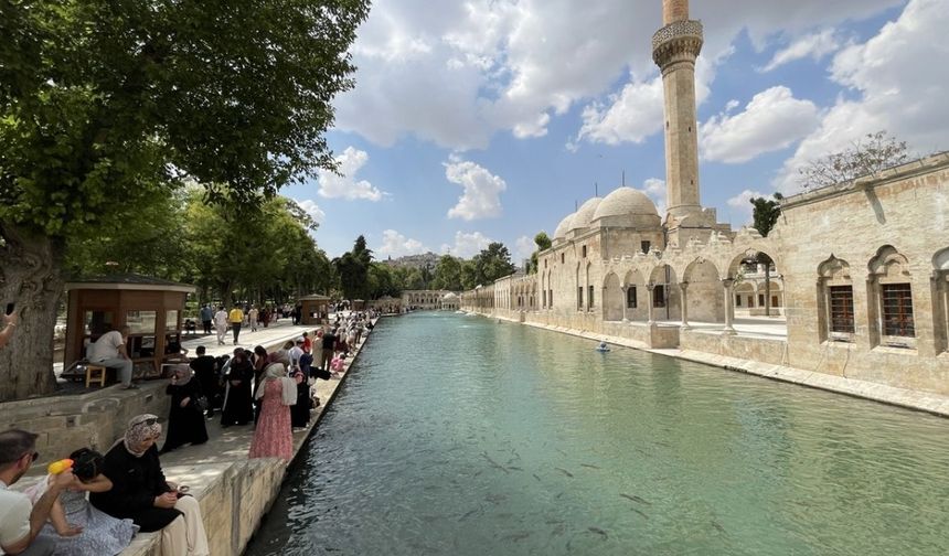 Yerli ve yabancı turistler akın etti! Efsanesi ile dikkat çeken bölgeye ziyaretler arttı: İşte Balıklıgöl'ün efsanesi
