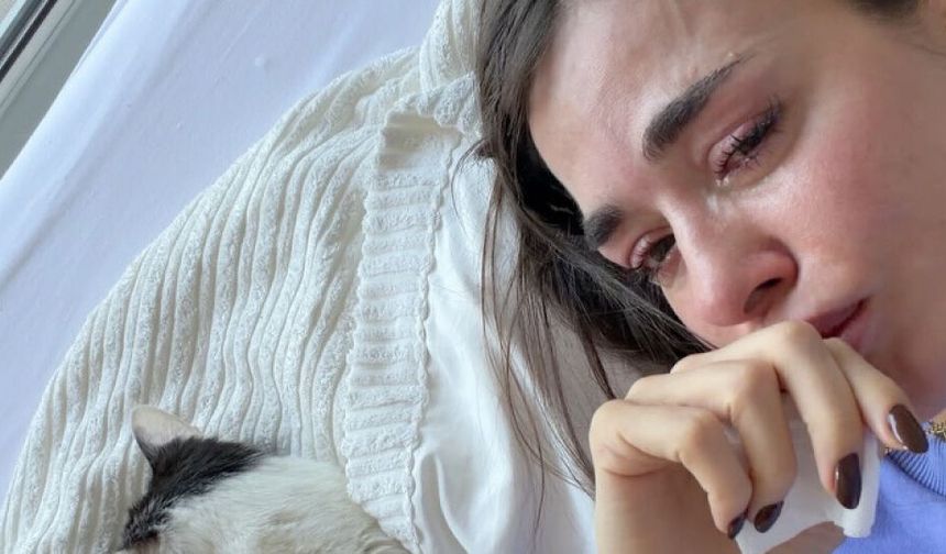 Bensu Soral gözyaşları içinde duyurdu! 18 yıllık dostuna veda etti