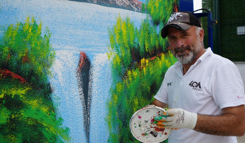 Boş duvarları sanat eserine çeviriyor! 59 yaşındaki ressam Bob Ross'a benzetiliyor