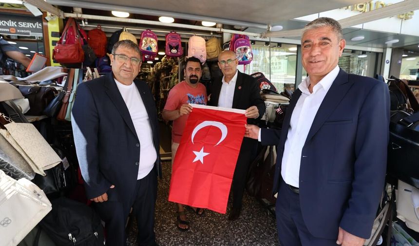 Buca’nın cadde ve sokakları Türk bayraklarıyla donatılıyor
