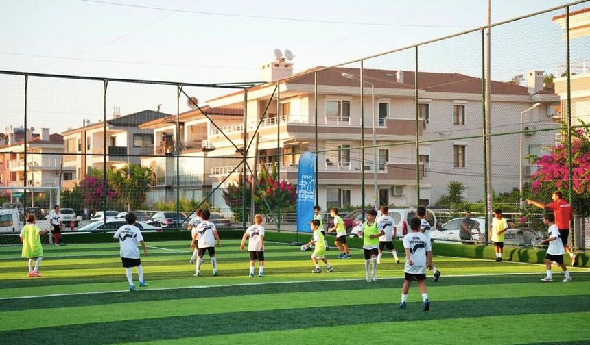 Çeşme’de yenilenen halı sahalarda etkinlik var! Sıradaki mahalleler belli oldu