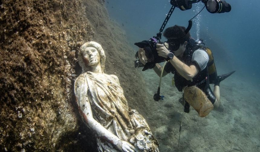 Çeşme'de ailesinin dalış merkezinde büyüdü, 16 yaşında dünya çapında fotoğrafçı oldu