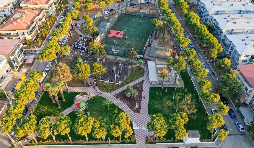 Gaziemir’de yıpranan park yenilendi! Çocuklar ve gençler için yeni alanlar oluşturuldu