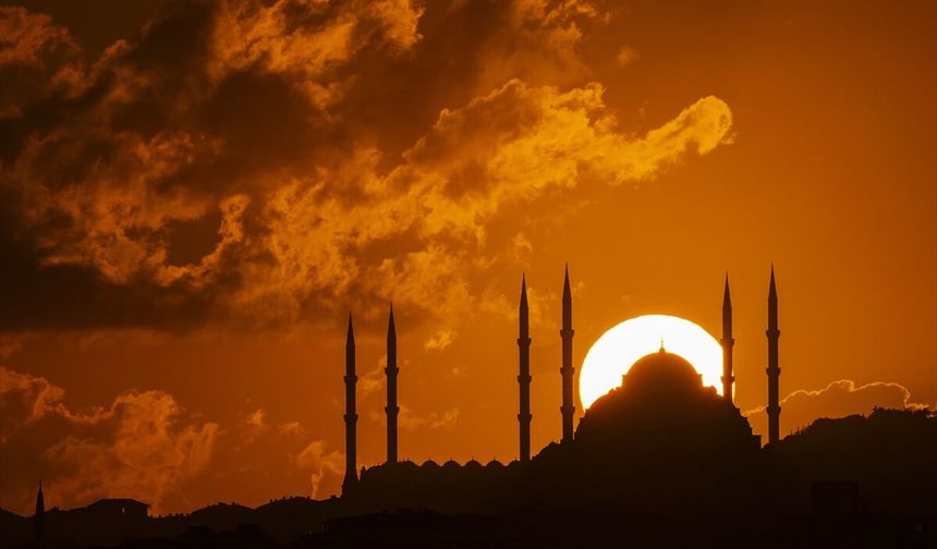 Herkesin konuştuğu şehir İstanbul’da gün doğumu! İki yakayı birleştiren ışık büyüledi