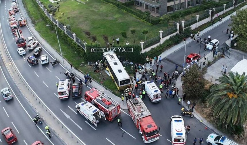 İETT otobüsü duvara çarptı! 2 kişi hayatını kaybetti, 16 yaralı