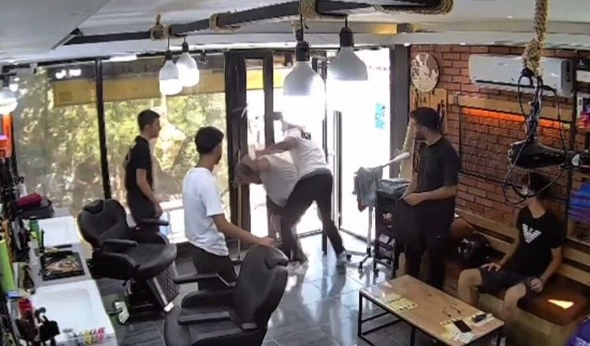 İzmir’de berber dükkanında bıçaklı saldırı! Vatandaşın müdahalesi kameraya yansıdı